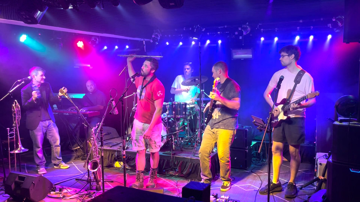 Big Signature full-band live performance
